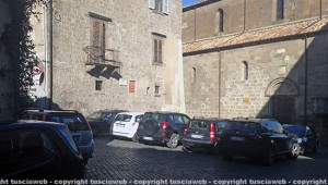 Piazza Gargiuli con le auto