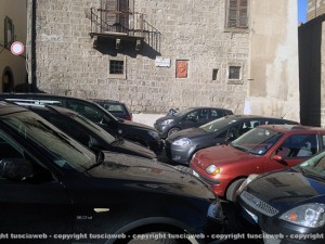 Piazza Gargiuli con le auto