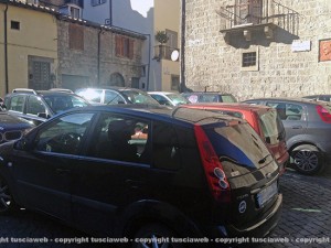 Piazza Gargiuli con le auto