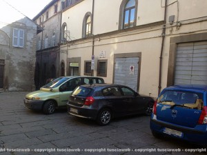 Piazza Santa Maria Nuova con le auto