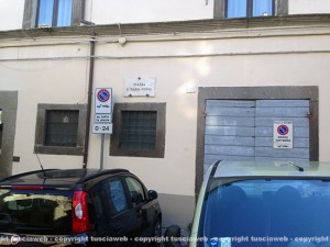 Piazza Santa Maria Nuova con le auto