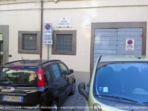 Piazza Santa Maria Nuova con le auto