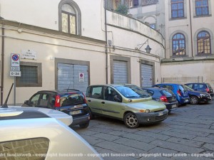 Piazza Santa Maria Nuova con le auto