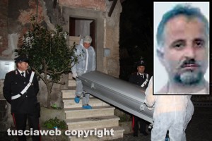 Omicidio di Sutri - Il corpo della donna portato via dalla casa e nel riquadro Agaj Asilan
