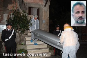 Omicidio di Sutri - Il corpo della donna portato via dalla casa e nel riquadro Agaj Asilan