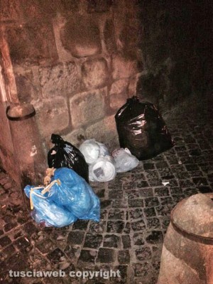 Raccolta umido - Il centro storico abbandonato tra i rifiuti