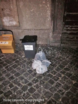 Raccolta umido - Il centro storico abbandonato tra i rifiuti