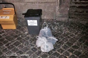 Raccolta umido - Il centro storico abbandonato tra i rifiuti
