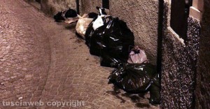 Raccolta umido - Il centro storico abbandonato tra i rifiuti