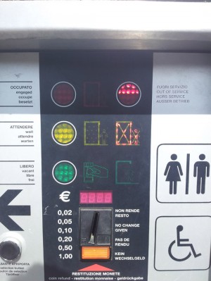 i bagni al Sacrario in piazza Martiri d'Ungheria 