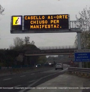 Protesta lavoratori Ast - Il casello di Orte bloccato - Foto di Simone Lattanzi