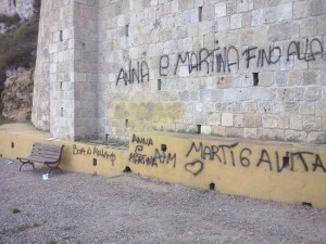 Le scritte sull'arco della chiesa di Santa Maria in Castello 