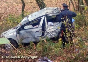 L'auto finita fuori strada sulla Valle di Vico