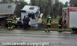 Viterbo - Camion fuori strada sulla Tuscanese