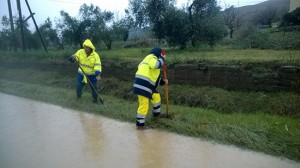 Tuscanese invasa dall'acqua, volontari al lavoro