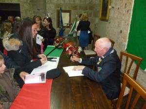 Civita Castellana - Angelini firma le copie del libro