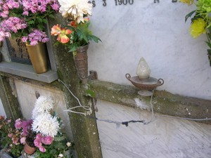 Le luci votive al cimitero di Bolsena