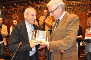 La consegna della targa a Condurelli