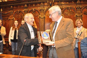 La consegna della targa a Condurelli