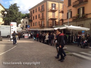 Folla a piazza della Rocca per il Mercato di Forte dei Marmi