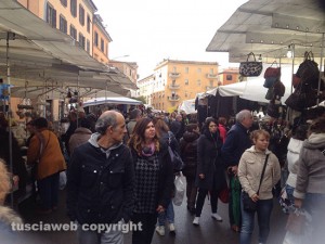 Folla a piazza della Rocca per il Mercato di Forte dei Marmi