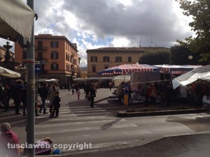 Folla a piazza della Rocca per il Mercato di Forte dei Marmi
