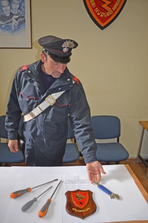 Gli oggetti sequestrati dai carabinieri