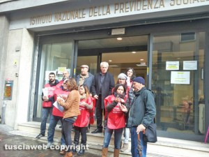 Viterbo - Il volantinaggio della Cisl fuori dall'Inps per i patronati
