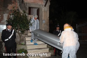 Omicidio di Sutri - Il corpo della donna portato via dalla casa