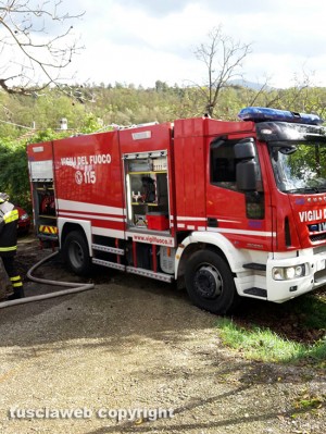 Casa a fuoco sulla Teverina - I vigili del fuoco sul posto