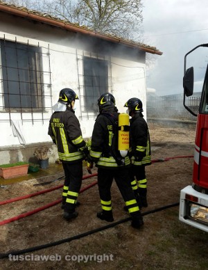 Casa a fuoco sulla Teverina - I vigili del fuoco sul posto