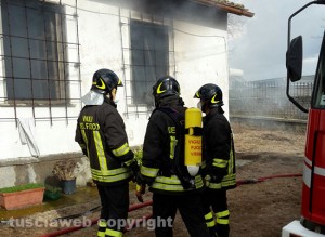 Casa a fuoco sulla Teverina - I vigili del fuoco sul posto