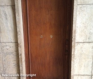 Viterbo - Pomelli di ottone rubati a via Marconi
