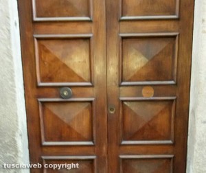 Viterbo - Segati pomelli di ottone da una porta in via San Bonaventura