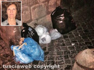 Raccolta umido - Il centro storico abbandonato tra i rifiuti - Nel riquadro l'assessora Saraconi