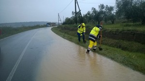 Tuscanese invasa dall'acqua, volontari al lavoro