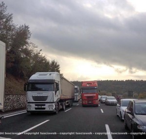 Gli operai Ast bloccano la A1 a Orte