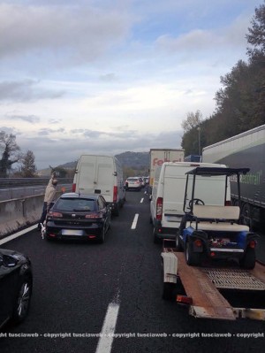 Gli operai Ast bloccano la A1 a Orte