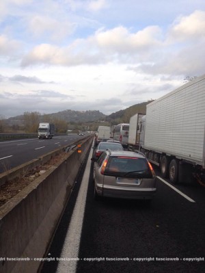 Gli operai Ast bloccano la A1 a Orte