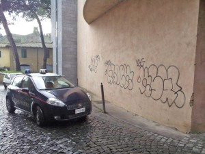 Le scritte sul teatro Rivellino a Tuscania