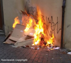 Viterbo - Cartoni in fiamme in piazza del Gesù