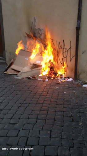 Viterbo - Cartoni in fiamme in piazza del Gesù