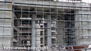 Il complesso incompiuto dietro il tribunale