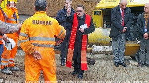 Don Luigi benedice i caschetti degli operai
