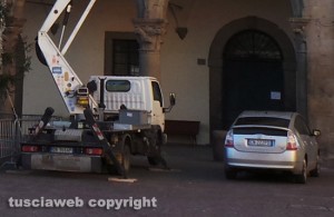 Viterbo - La macchina di servizio del sindaco parcheggiata a piazza del Comune