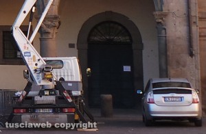 Viterbo - La macchina di servizio del sindaco parcheggiata a piazza del Comune