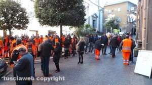 I dipendenti di Talete sotto la sede della Provincia durante la riunione dell’Ato