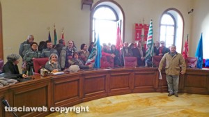 Provincia - Dipendenti e sindacati occupano la sala del consiglio