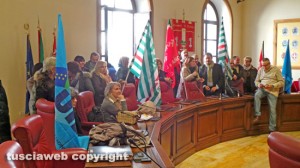 Provincia - Dipendenti e sindacati occupano la sala del consiglio