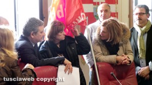 Provincia - Dipendenti e sindacati occupano la sala del consiglio